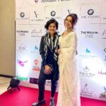 Seerat Kapoor Instagram - When you have absolutely no clue, you’re about to be cued by family! 💕 You’re an inspiration bua @pujankapursharma couldn’t be happier to have united with you like this. Thank you for uplifting and elevating our show! 😘 For @teach_for_change with Shaadi by Marriott Presented by @theantoraofficial Powered by @ftvsalon.banjarahills.hyd Co powered by @argentumartshyderabad Outfits: @varunchakkilam Jewellery: @hiyajewellers Footwear: @rapport_shoes Makeup: Team @sachindakoji @sachindakoji_pro @sahibasam1 Styled by @officialanahita Photography: @shreyansdungarwal Co hosted by @westinhyderabad Sponsored by @aryanajevents Ground Transport: @mercedesbenzsilverstar Decor: @minttusarna #teachforchange2023 #shaadibymarriott