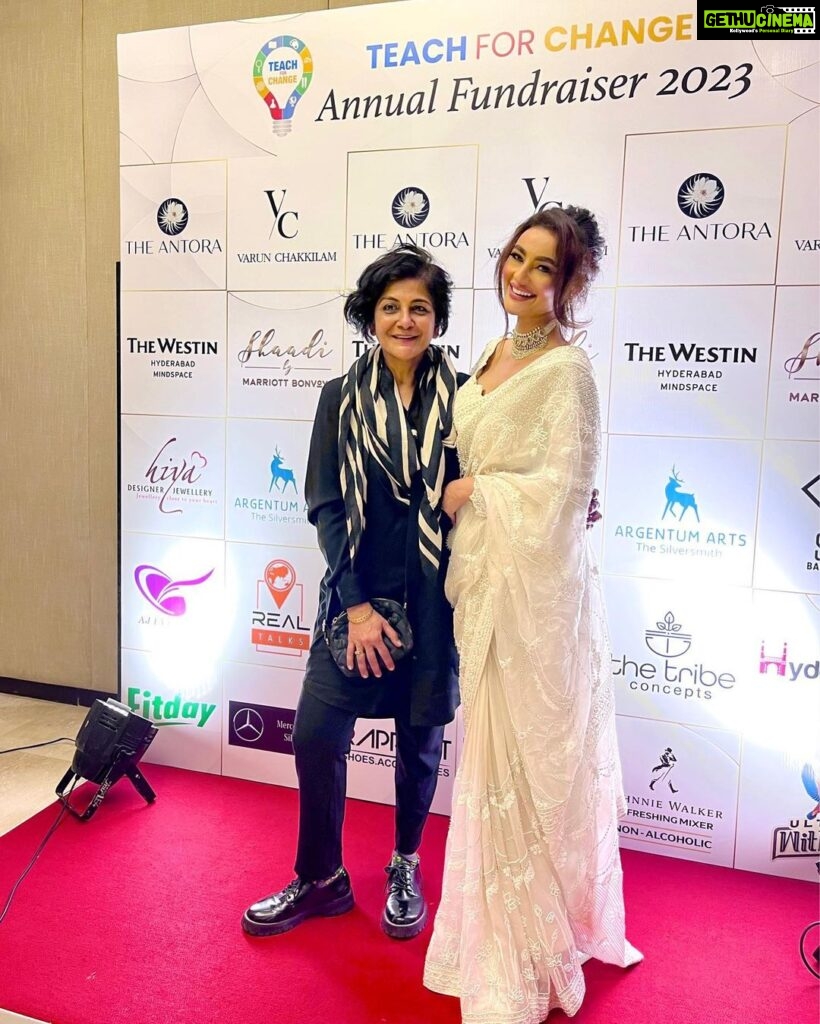 Seerat Kapoor Instagram - When you have absolutely no clue, you’re about to be cued by family! 💕 You’re an inspiration bua @pujankapursharma couldn’t be happier to have united with you like this. Thank you for uplifting and elevating our show! 😘 For @teach_for_change with Shaadi by Marriott Presented by @theantoraofficial Powered by @ftvsalon.banjarahills.hyd Co powered by @argentumartshyderabad Outfits: @varunchakkilam Jewellery: @hiyajewellers Footwear: @rapport_shoes Makeup: Team @sachindakoji @sachindakoji_pro @sahibasam1 Styled by @officialanahita Photography: @shreyansdungarwal Co hosted by @westinhyderabad Sponsored by @aryanajevents Ground Transport: @mercedesbenzsilverstar Decor: @minttusarna #teachforchange2023 #shaadibymarriott