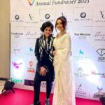 Seerat Kapoor Instagram - When you have absolutely no clue, you’re about to be cued by family! 💕 You’re an inspiration bua @pujankapursharma couldn’t be happier to have united with you like this. Thank you for uplifting and elevating our show! 😘 For @teach_for_change with Shaadi by Marriott Presented by @theantoraofficial Powered by @ftvsalon.banjarahills.hyd Co powered by @argentumartshyderabad Outfits: @varunchakkilam Jewellery: @hiyajewellers Footwear: @rapport_shoes Makeup: Team @sachindakoji @sachindakoji_pro @sahibasam1 Styled by @officialanahita Photography: @shreyansdungarwal Co hosted by @westinhyderabad Sponsored by @aryanajevents Ground Transport: @mercedesbenzsilverstar Decor: @minttusarna #teachforchange2023 #shaadibymarriott