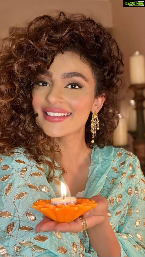 Seerat Kapoor Instagram - Happy Diwali Jaanemans ♥️🪔 This year, Be the patakha instead of burning like one! 😉🔥 All my love to you always 😘✨