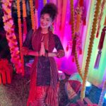 Seerat Kapoor Instagram - May we all embrace the goodness within and share it with everyone around us! 🌞 Aap aur aapke apne humesha khush aur surakshit rahe! Happy Dussehra ♥️✨