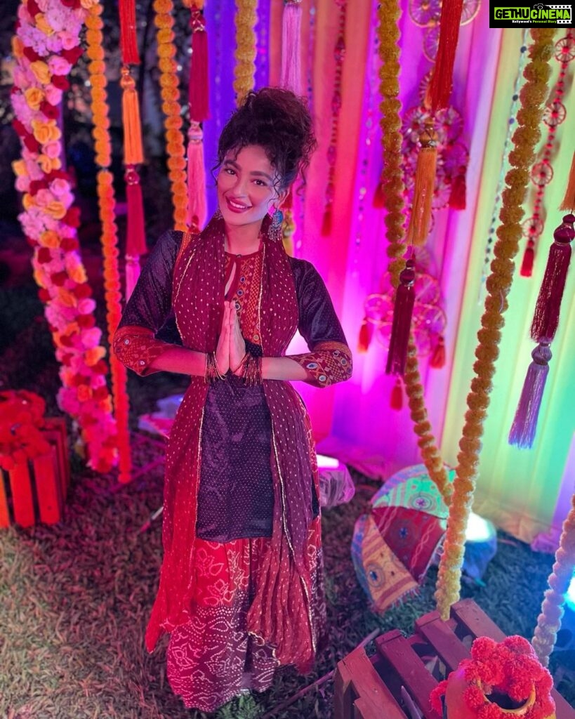 Seerat Kapoor Instagram - May we all embrace the goodness within and share it with everyone around us! 🌞 Aap aur aapke apne humesha khush aur surakshit rahe! Happy Dussehra ♥️✨