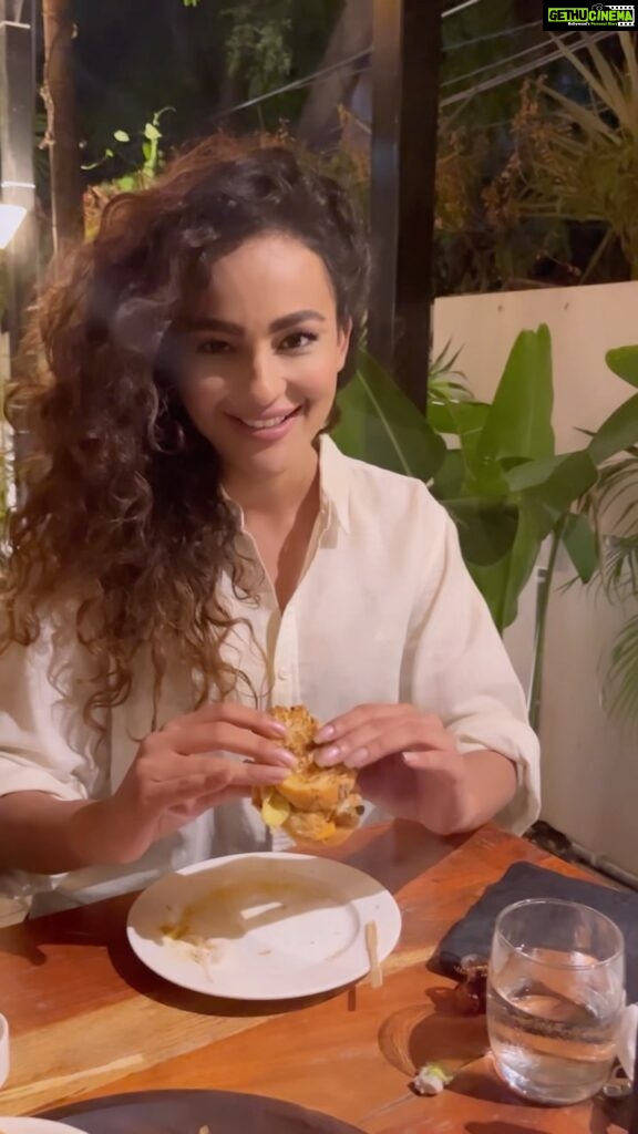 Seerat Kapoor Instagram - Excuse my naughtyness. I’m on cloud 9! 😉 Dinner wrapped by 8pm The best part? Its guilt free @naomi.patisserie @kanthi_dutt 😋💖