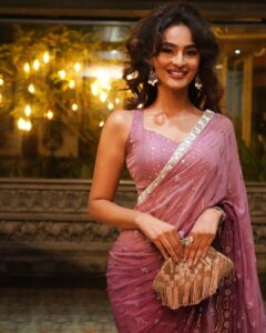 Seerat Kapoor Instagram - Your lady on arrival @siimawards 💖

Saree & Clutch : @bhumikagrover
Jewellery: @divinuscreations
Stylist: @baldankita 

📸 @artistrybuzz_
