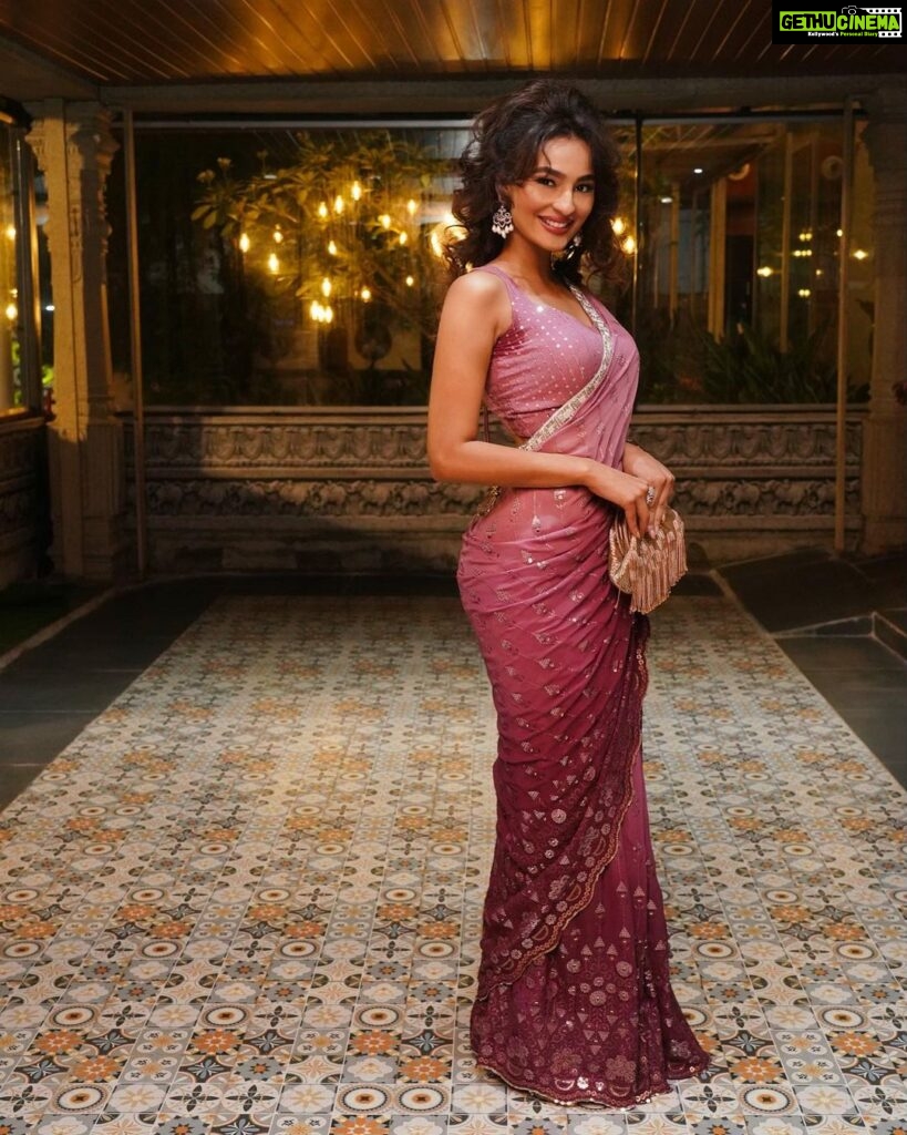 Seerat Kapoor Instagram - Your lady on arrival @siimawards 💖 Saree & Clutch : @bhumikagrover Jewellery: @divinuscreations Stylist: @baldankita 📸 @artistrybuzz_
