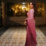 Seerat Kapoor Instagram - Your lady on arrival @siimawards 💖 Saree & Clutch : @bhumikagrover Jewellery: @divinuscreations Stylist: @baldankita 📸 @artistrybuzz_