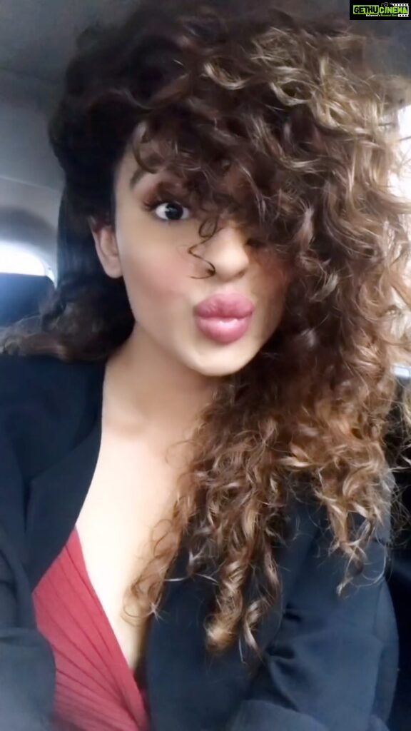 Seerat Kapoor Instagram - Heavy traffic? That’s a sign 😁 Love you familia ♥️