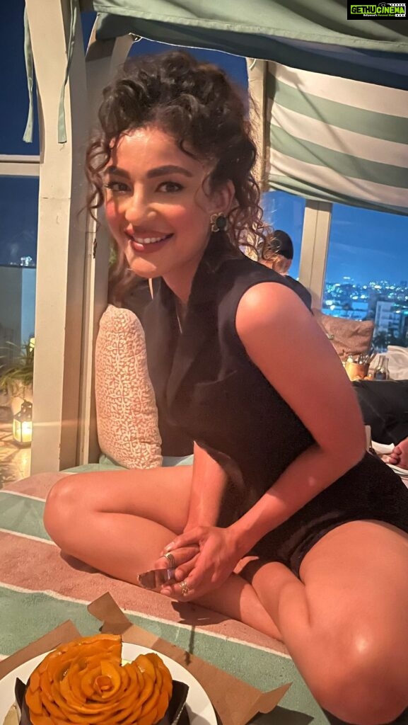 Seerat Kapoor Instagram - Cannot stop nibbling on this years cake! Incase you’re wondering where the candle is. Take a good look at me! 😉 Brace yourselves, this year round we go more candid than before 😘 To the best birthday EVER! 🎂 Thank you for all your heartfelt warmth, love and birthday wishes. As for my company, you all know you who are ♥️
