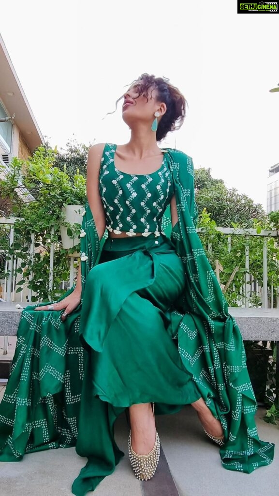 Seerat Kapoor Instagram - Darlings The grass is greener where you water it 💚💦 Outfit @pinkcitybysarika Earrings @celestine.jewellery Styled by @6shweta