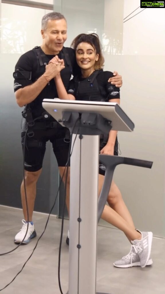 Seerat Kapoor Instagram - Excuse my expressions. I actually like this space. So hot! 🥵 Father like figures can be demanding! Right @samir.purohit? 🫡 @thepilatesstudiomumbai