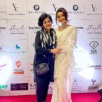 Seerat Kapoor Instagram - When you have absolutely no clue, you’re about to be cued by family! 💕 You’re an inspiration bua @pujankapursharma couldn’t be happier to have united with you like this. Thank you for uplifting and elevating our show! 😘 For @teach_for_change with Shaadi by Marriott Presented by @theantoraofficial Powered by @ftvsalon.banjarahills.hyd Co powered by @argentumartshyderabad Outfits: @varunchakkilam Jewellery: @hiyajewellers Footwear: @rapport_shoes Makeup: Team @sachindakoji @sachindakoji_pro @sahibasam1 Styled by @officialanahita Photography: @shreyansdungarwal Co hosted by @westinhyderabad Sponsored by @aryanajevents Ground Transport: @mercedesbenzsilverstar Decor: @minttusarna #teachforchange2023 #shaadibymarriott