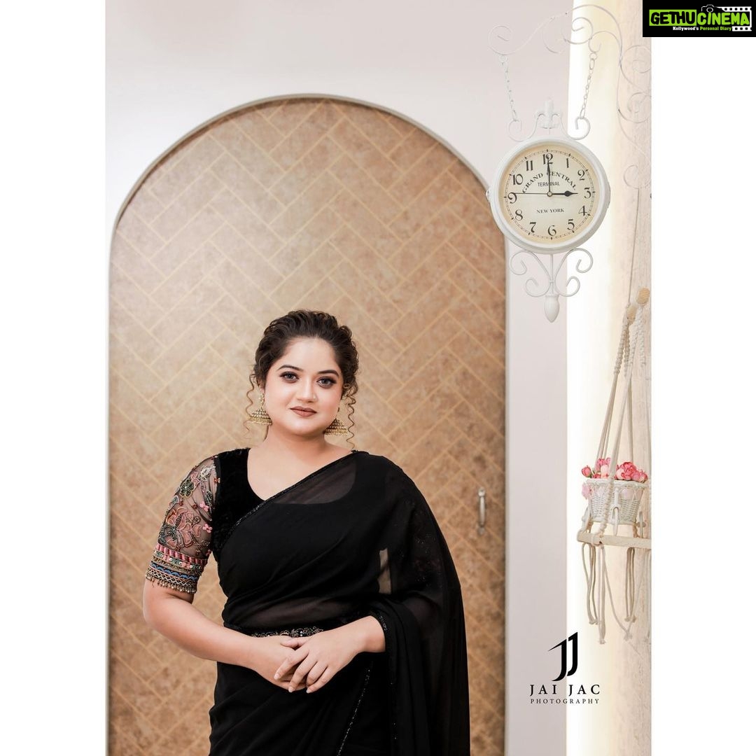 Shafna Instagram - Black enhances everything around it!!! š¤ Waring a black georgette saree with floral handworked velvet blouse styled with a belt⦠Beautifully created by @jazaashdesignstudio Makeup & Hair by @maquilleurbysumi Earrings from @pureallure.in Clicked and edited by @jaison_jac_photographer Location @maquilleurbysumi ās makeup studioš #jazaash #jazaashdesignerstudio #maquilleurbysumi #jaisonphotography #kalyanjewellers #eventeve #favoriteteam #bestteam #blacklove #blacksaree #floralblouse #instapost #shafna #shafnasajin