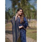 Shafna Instagram - Wearing a navy blue velvet salwar with chanderi dupatta from @jazaashdesignstudio , my favourite designer boutique since years!!!♥️ These gorgeous Earrings @pureallure.in ♥️ #jazaash #jazaashsignaturecostume #velvetsalwar #chanderidupatta #pureallure #pureallurejewellery #pureallureearring #favouritecombo