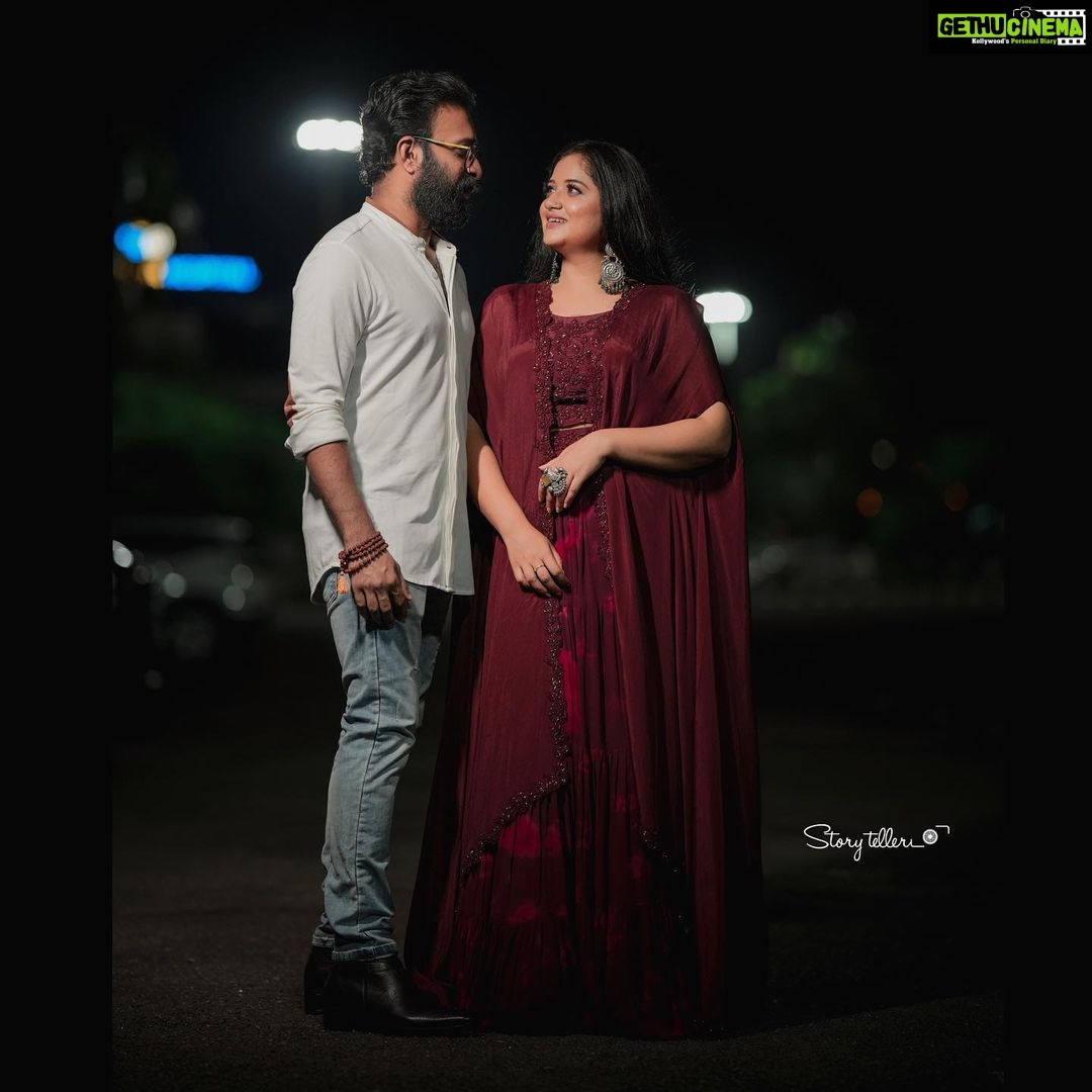 Shafna Instagram - When I look into your eyes, everything around me just fades away!!!! @sajinsajin_ ♥️👽 #nightphotography #nightsarethebest #nightpeople #nightlife #nightsarebeautiful #us #ourlovetale #youandme #sajin #shafna #sajinsajin_ #shafnanizam