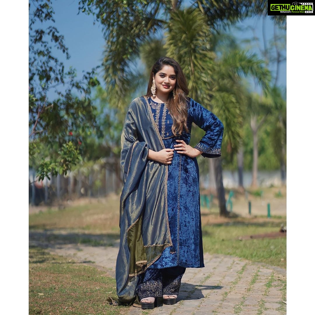 Shafna Instagram - Wearing a navy blue velvet salwar with chanderi dupatta from @jazaashdesignstudio , my favourite designer boutique since years!!!♥️ These gorgeous Earrings @pureallure.in ♥️ #jazaash #jazaashsignaturecostume #velvetsalwar #chanderidupatta #pureallure #pureallurejewellery #pureallureearring #favouritecombo