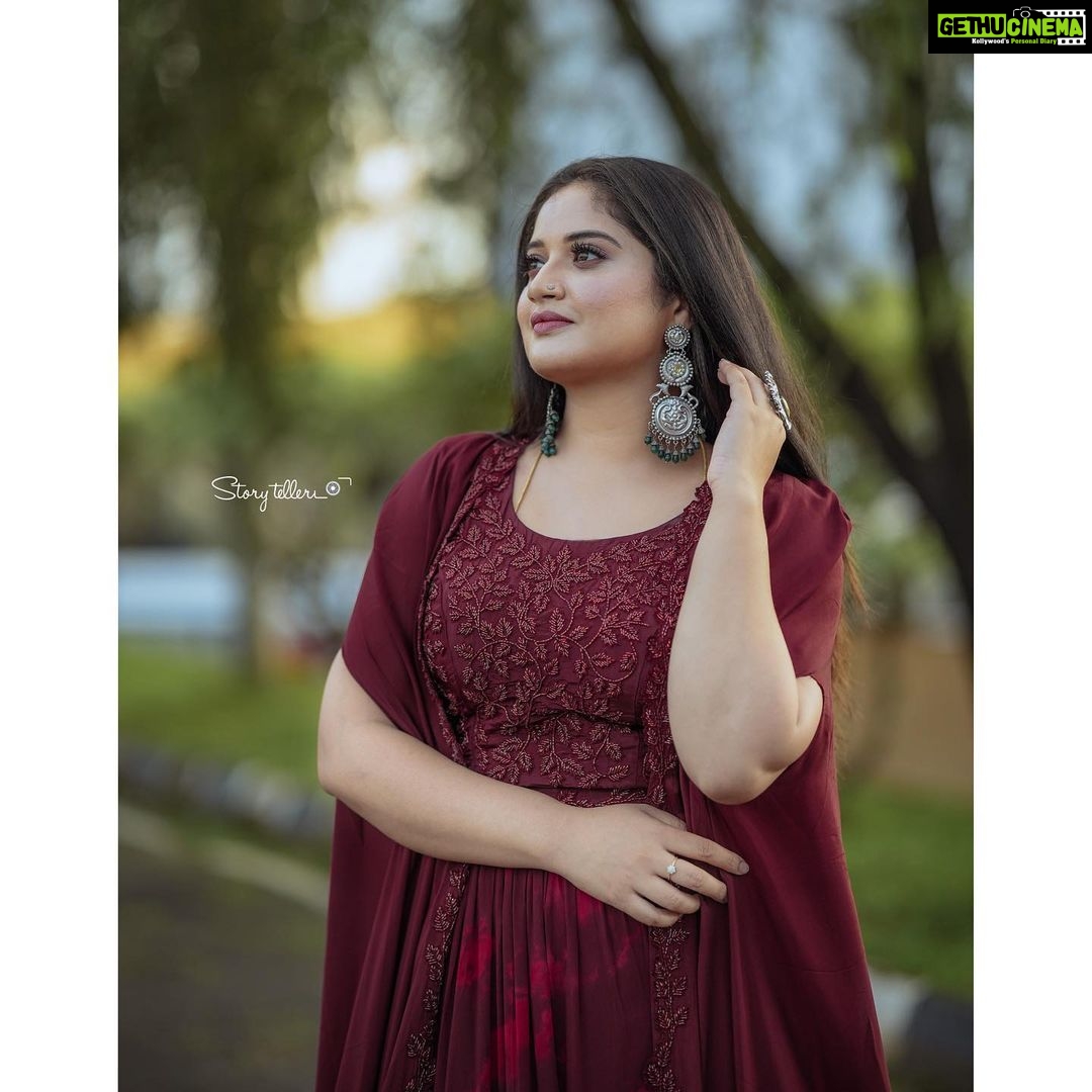 Shafna Instagram - Look out for the magic in your life✨ Costume @jazaashdesignstudio 😘 MUAH @abilashchickumakeupartist 🥰 Jewellery @pureallure.in 😍 Captured @_story_telle__r 🤩 #designerwear #jazaash #jewellery #favouritejewellery #pureallure #makeover #abilashchicku #storyteller #shafnanizam #shafnasajin #shafna