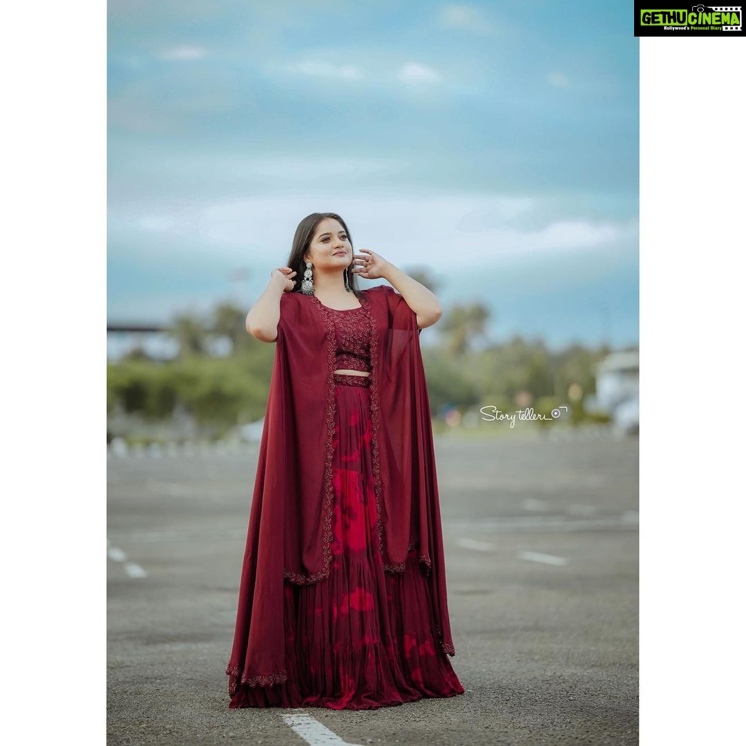 Shafna Instagram - Wearing @jazaashdesignstudio βs Designer Indian lehanga with modern shrug β₯οΈ Makeup and hair by the amazing @abilashchickumakeupartist π Jewellery by my favourite @pureallure.in π Clicked by @_story_telle__r π€©