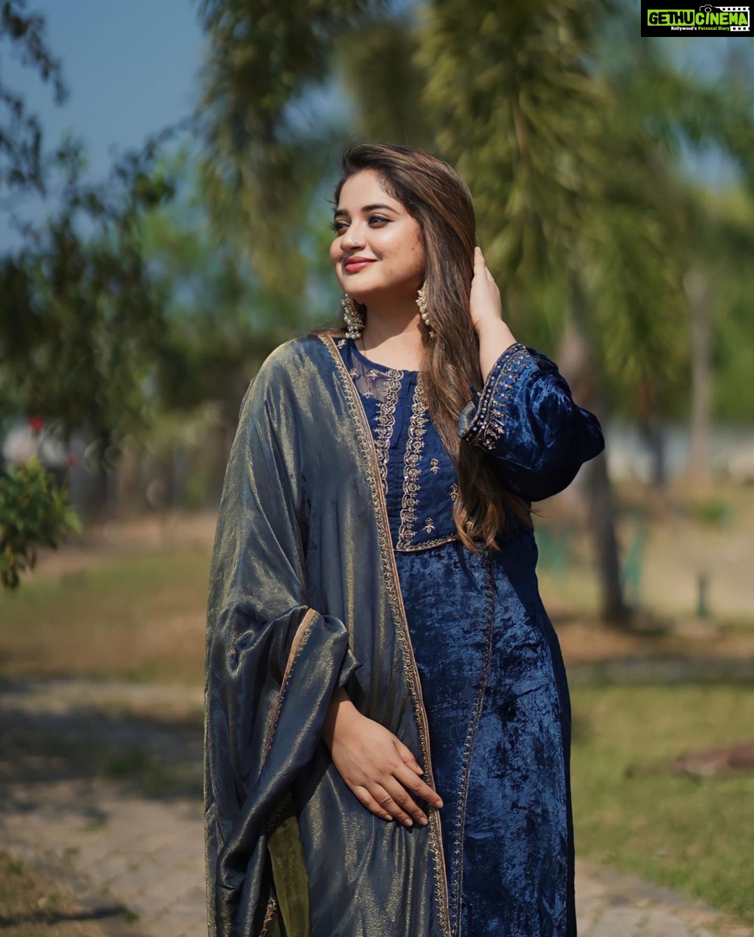 Shafna Instagram - Wearing a navy blue velvet salwar with chanderi dupatta from @jazaashdesignstudio , my favourite designer boutique since years!!!♥️ These gorgeous Earrings @pureallure.in ♥️ #jazaash #jazaashsignaturecostume #velvetsalwar #chanderidupatta #pureallure #pureallurejewellery #pureallureearring #favouritecombo