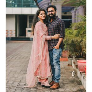 Shafna Instagram - Just Us• 

Wearing @jazaashdesignstudio ‘s pink A line suit embellished in crotio work with heavy ari worked dupatta 😍

Makeup @makeoverbyhayahakeem_ ♥️

Pics by @jaison_jac_photographer 🥰