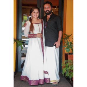 Shafna Instagram - Happy Onam from Us to Our extended family….. 🌸♥️ 

My Onam costume @evanshi_designs by @reeja_thaha & @_anufathima__ ♥️

#onam #onamcelebration #couplegoals #familytime #sajin #shafna #thrissur #onamfestival