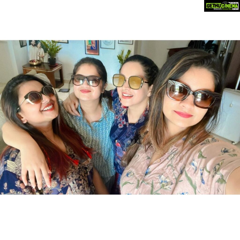 Shafna Instagram - All bout Us!!! 💃🏼💃🏼💃🏼💃🏼 @bhavzmenon @mrudula.murali @shilpabala ♥️ #friends #hangout #goodvibes #refreshinglife #daystocherish #bhavanamenon #shilpabala #mrudulamurali #shafnanizam