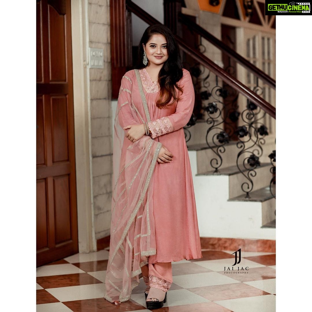 Shafna Instagram - Flaunting my pink A line suit embellished in crotio work with heavy ari worked dupatta by @jazaashdesignstudio ♥️ Makeup and hairstyling @makeoverbyhayahakeem_ ♥️ Pics captured @jaison_jac_photographer ♥️ Accessories @trinetra_collections ♥️
