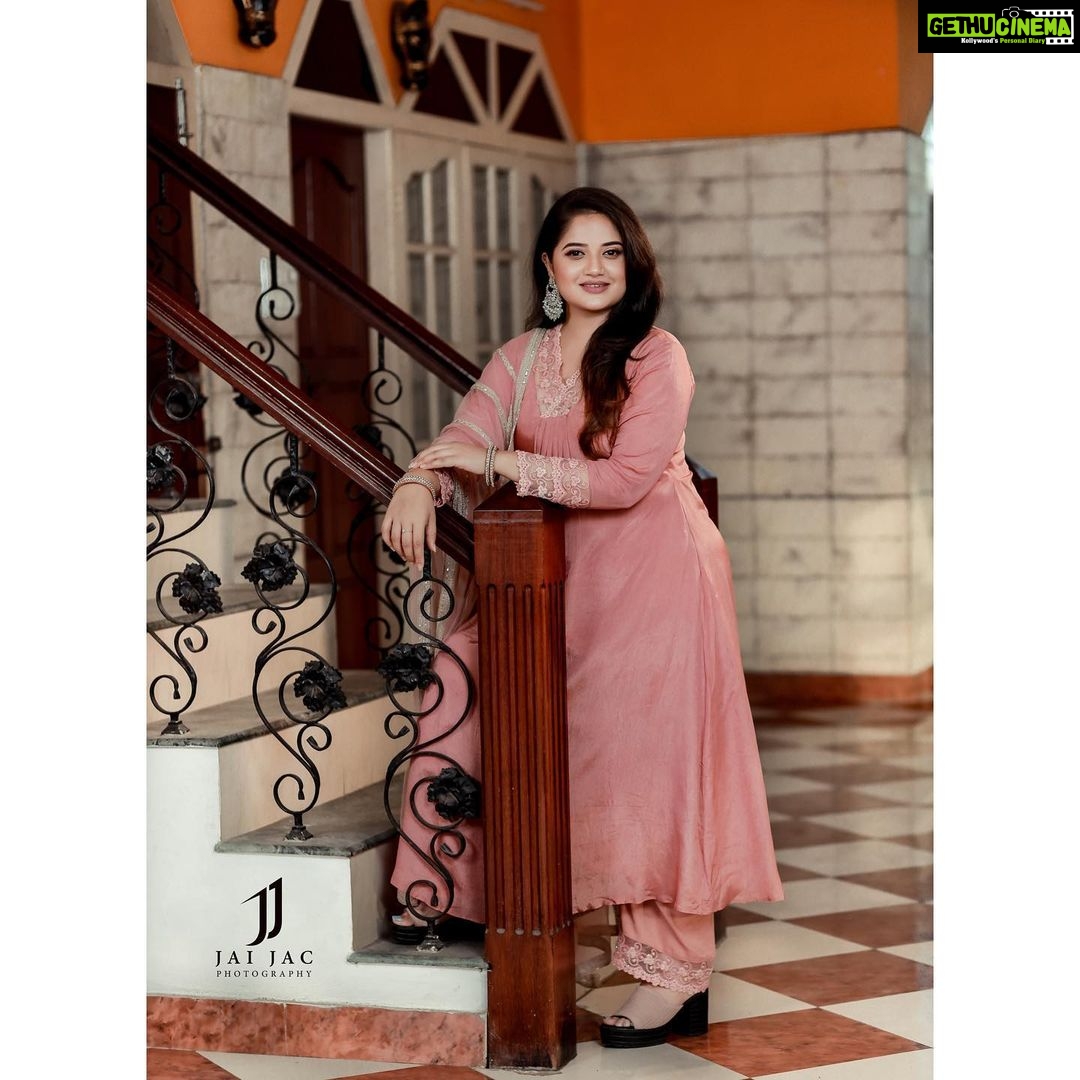 Shafna Instagram - Flaunting my pink A line suit embellished in crotio work with heavy ari worked dupatta by @jazaashdesignstudio ♥️ Makeup and hairstyling @makeoverbyhayahakeem_ ♥️ Pics captured @jaison_jac_photographer ♥️ Accessories @trinetra_collections ♥️