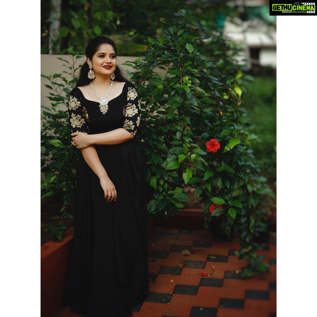Shafna Instagram - Black is the beautifullest of the colours!!!✨ Wearing @evanshi_designs by @reeja_thaha & @_anufathima__ ♥️ Accessorised by @pureallure.in ♥️ Clicked @aashiq.aashii @the.spark.stories ♥️ #black #blackseries #favouritecolour #favouriteoffavourites #shafna #pureallure #evanshidesigns #thesparkstories