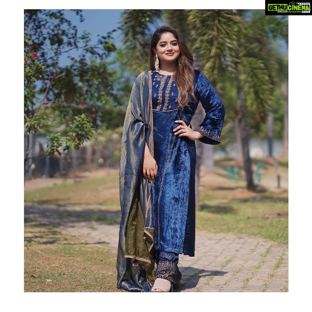 Shafna Instagram - Wearing @jazaashdesignstudio ‘s signature velvet salwar with chanderi dupatta… very comfortable and a class price of theirs… Thankyou so much Jesitha for this beautiful piece of work!!! ♥️ Earrings @pureallure.in ♥️ #jazaash #jazaashsignaturecostume #velvetsalwar #chanderidupatta #pureallure #pureallurejewellery #pureallureearring #favouritecombo