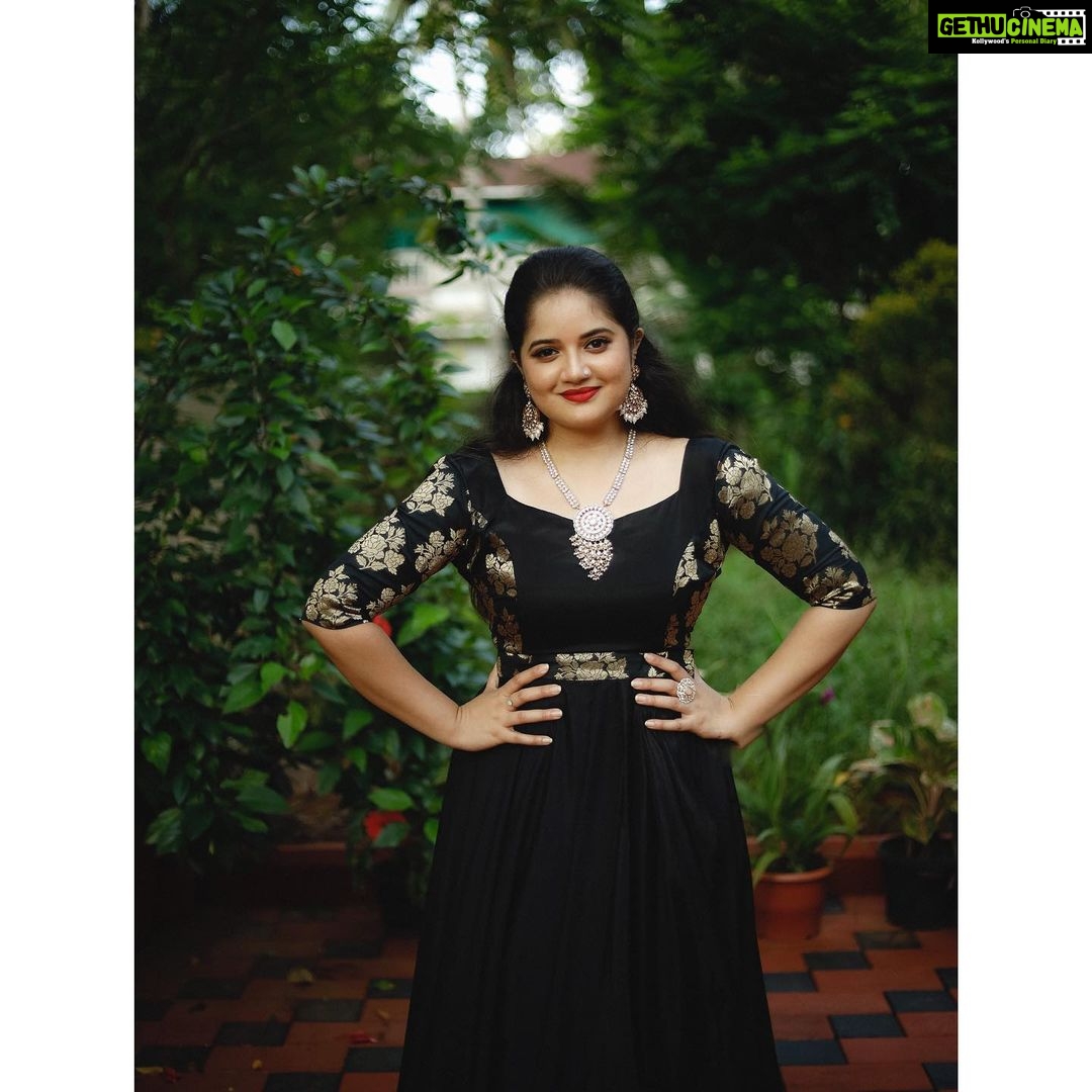 Shafna Instagram - Be the queen of yourself, so as the black which is queen of colours!!!! Wearing @evanshi_designs from @reeja_thaha & @_anufathima__ 🖤 Accessorised by @pureallure.in 💛 Clicked by @aashiq.aashii @the.spark.stories ♥️
