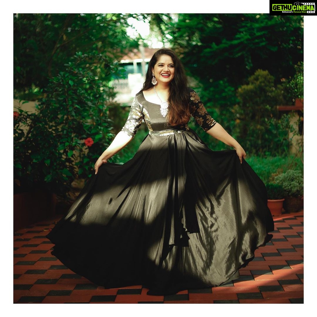 Shafna Instagram - Smile wide and stay happy, no matter what!!! ✨♥️ Wearing this black long skirt and crop top from @evanshi_designs by @reeja_thaha @_anufathima__ ♥️😘 Jewellery @pureallure.in ✨ Clicked @aashiq.aashii @the.spark.stories 🤩