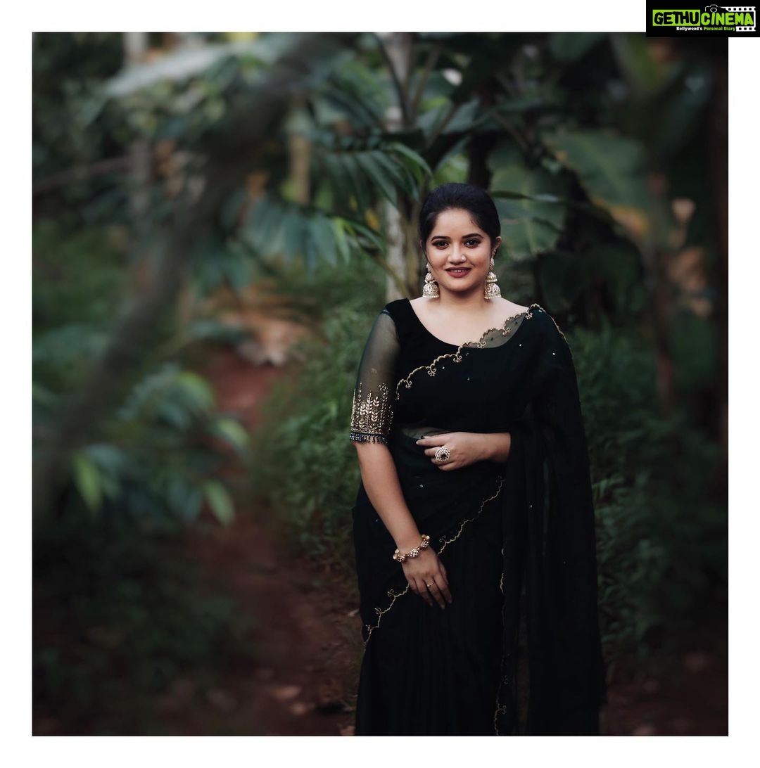 Shafna Instagram - Can’t stop over this series🤪 so much in love with this look!!! Thankyou so much @jazaashdesignstudio for the beautiful saree♥️ - Dark Green soft Organza saree with hand worked sleeves!!! Thankyou so much @pureallure.in & @mrudula.murali for sending me the prettiest jewellery within a short time!!! You are my jewellery saver🤪♥️ Thankyou my lil bro for these beautiful clicks♥️😘 @aashiq.aashii @the.spark.stories