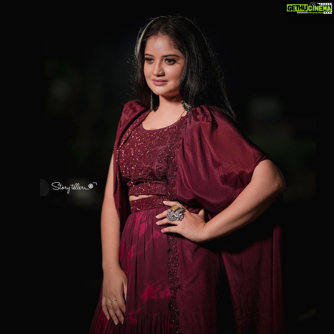 Shafna Instagram - Shine brighter even in the dark!!!✨ Pics @_story_telle__r MUAH @abilashchickumakeupartist Jewellery @pureallure.in Costume @jazaashdesignstudio #designerwear #jazaash #favouritejewellery #pureallure #muah #abilashchicku #shafnanizam #shafnasajin #shafna #asianetawards #asianetawards2022