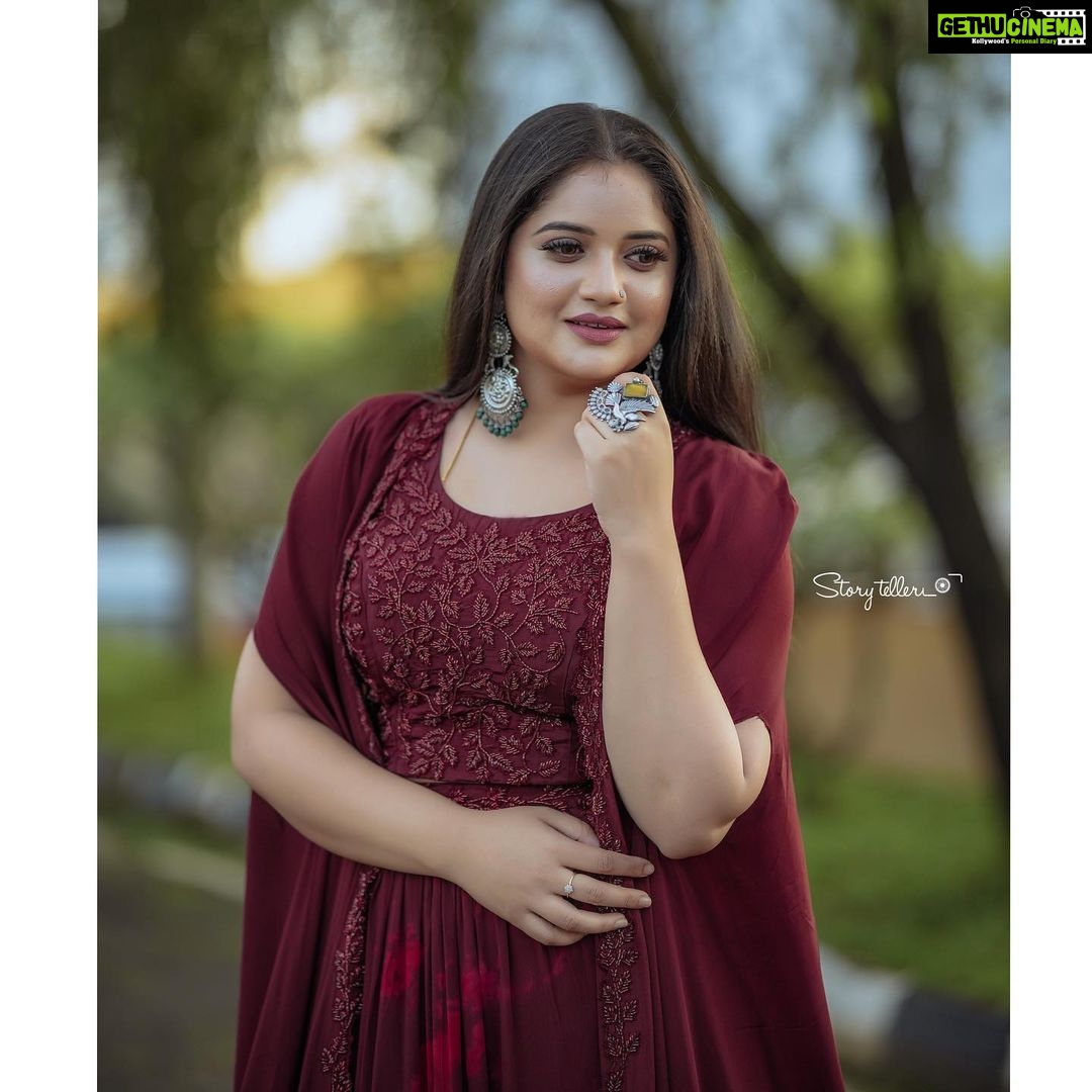 Shafna Instagram - Look out for the magic in your life✨ Costume @jazaashdesignstudio 😘 MUAH @abilashchickumakeupartist 🥰 Jewellery @pureallure.in 😍 Captured @_story_telle__r 🤩 #designerwear #jazaash #jewellery #favouritejewellery #pureallure #makeover #abilashchicku #storyteller #shafnanizam #shafnasajin #shafna