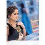 Shafna Instagram - A desi velvet blouse with floral handwork accentuates when the saree is styled with a lovely belt. Falling in love with this beautiful black georgette saree from @jazaashdesignstudio Makeup and hair by @maquilleurbysumi 🤩 Jewellery @kalyanjewellers_official #jazaash #kalyanjewellers #maquilleurbysumi #dressingup #amazingteam