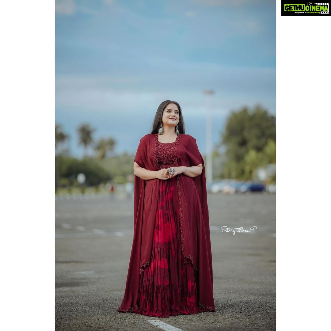 Shafna Instagram - Wearing @jazaashdesignstudio βs Designer Indian lehanga with modern shrug β₯οΈ Makeup and hair by the amazing @abilashchickumakeupartist π Jewellery by my favourite @pureallure.in π Clicked by @_story_telle__r π€©