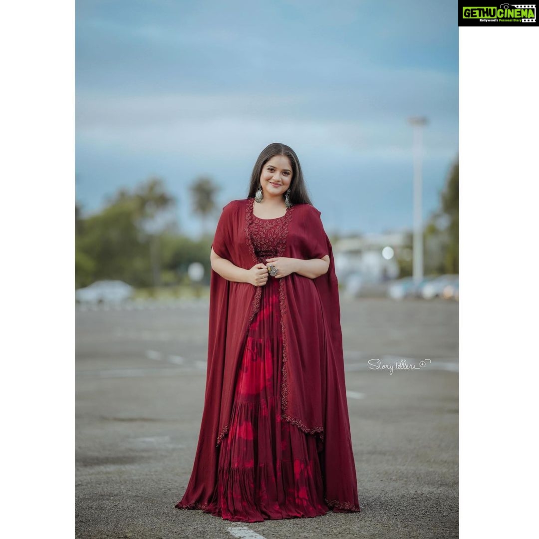 Shafna Instagram - Wearing @jazaashdesignstudio βs Designer Indian lehanga with modern shrug β₯οΈ Makeup and hair by the amazing @abilashchickumakeupartist π Jewellery by my favourite @pureallure.in π Clicked by @_story_telle__r π€©
