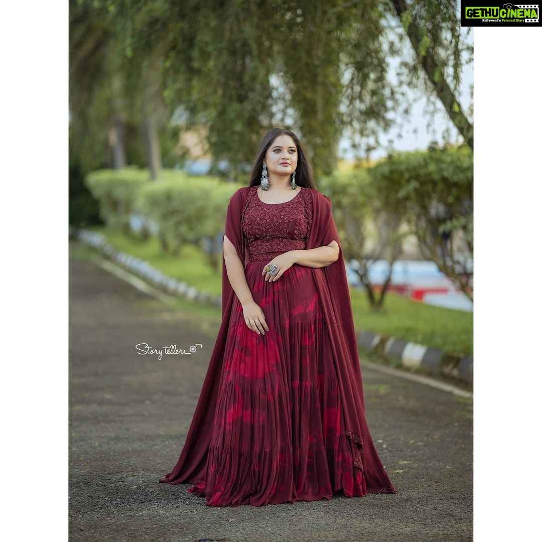 Shafna Instagram - Slaying in a Designer Indian lehanga with modern shrug from @jazaashdesignstudio ♥️ Makeup and hair by the amazing @abilashchickumakeupartist 😍 Jewellery by my favourite @pureallure.in 😘 Clicked by @_story_telle__r 🤩
