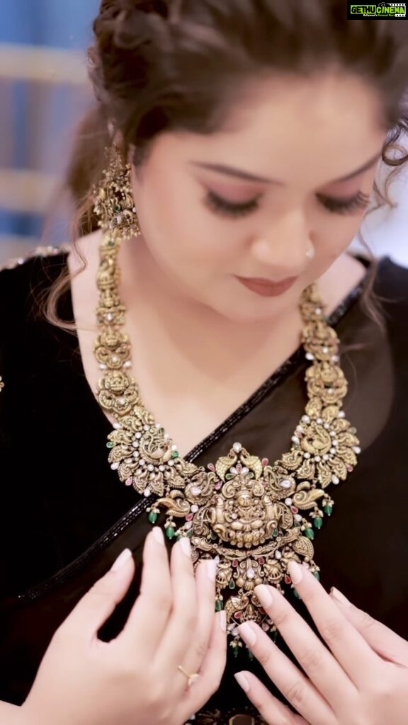 Shafna Instagram - Jewellery is always an emotion…. And when it comes to @kalyanjewellers_official it’s more special… it’s the quality, vast collections and the trust over them makes @kalyanjewellers_official special among all…. Being at @kalyanjewellers_official and trying out their beautiful collections was an amazing moment for me…. #jewellery #diamonds #goldjewellery #kalyanjewellers #trivandrum