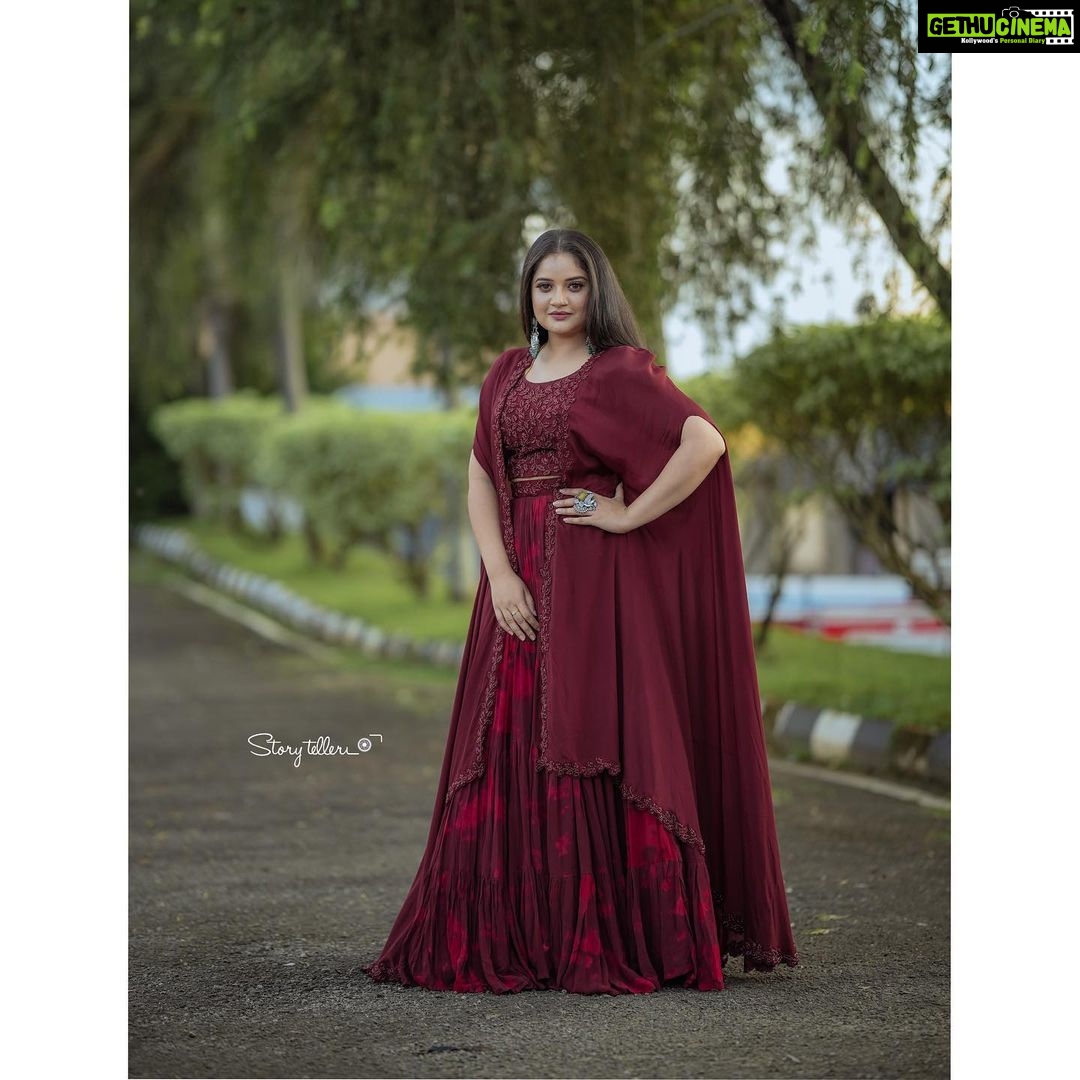 Shafna Instagram - Slaying in a Designer Indian lehanga with modern shrug from @jazaashdesignstudio ♥️ Makeup and hair by the amazing @abilashchickumakeupartist 😍 Jewellery by my favourite @pureallure.in 😘 Clicked by @_story_telle__r 🤩