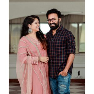 Shafna Instagram - Us• ♥️👽

Costume @jazaashdesignstudio ♥️

MUA @makeoverbyhayahakeem_ 🥰

Pics @jaison_jac_photographer 🤩

Jewellery @trinetra_collections 😍