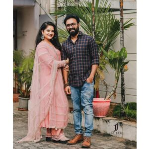 Shafna Instagram - Just Us• 

Wearing @jazaashdesignstudio ‘s pink A line suit embellished in crotio work with heavy ari worked dupatta 😍

Makeup @makeoverbyhayahakeem_ ♥️

Pics by @jaison_jac_photographer 🥰