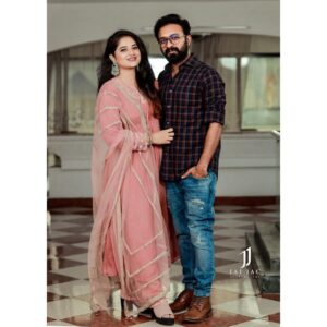 Shafna Instagram - Just Us• 

Wearing @jazaashdesignstudio ‘s pink A line suit embellished in crotio work with heavy ari worked dupatta 😍

Makeup @makeoverbyhayahakeem_ ♥️

Pics by @jaison_jac_photographer 🥰