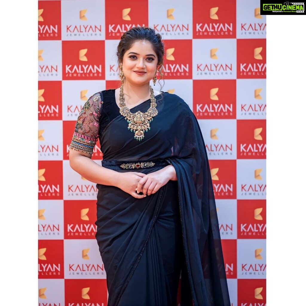 Shafna Instagram - A desi velvet blouse with floral handwork accentuates when the saree is styled with a lovely belt. Falling in love with this beautiful black georgette saree from @jazaashdesignstudio Makeup and hair by @maquilleurbysumi 🤩 Jewellery @kalyanjewellers_official #jazaash #kalyanjewellers #maquilleurbysumi #dressingup #amazingteam