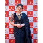 Shafna Instagram - A desi velvet blouse with floral handwork accentuates when the saree is styled with a lovely belt. Falling in love with this beautiful black georgette saree from @jazaashdesignstudio Makeup and hair by @maquilleurbysumi 🤩 Jewellery @kalyanjewellers_official #jazaash #kalyanjewellers #maquilleurbysumi #dressingup #amazingteam