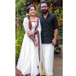 Shafna Instagram - Our Onam ‘22 🌸♥️ 

Costume @evanshi_designs by @reeja_thaha & @_anufathima__ ♥️

#onam #onamvibes #onam22 #sajin #shafnasajin #shafnanizam