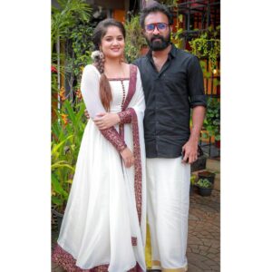 Shafna Instagram - Our Onam ‘22 🌸♥️ 

Costume @evanshi_designs by @reeja_thaha & @_anufathima__ ♥️

#onam #onamvibes #onam22 #sajin #shafnasajin #shafnanizam