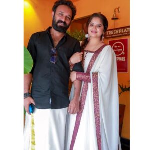 Shafna Instagram - Happy Onam from Us to Our extended family….. 🌸♥️ 

My Onam costume @evanshi_designs by @reeja_thaha & @_anufathima__ ♥️

#onam #onamcelebration #couplegoals #familytime #sajin #shafna #thrissur #onamfestival