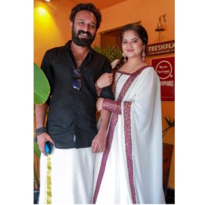 Shafna Instagram - Happy Onam from Us to Our extended family….. 🌸♥️ 

My Onam costume @evanshi_designs by @reeja_thaha & @_anufathima__ ♥️

#onam #onamcelebration #couplegoals #familytime #sajin #shafna #thrissur #onamfestival