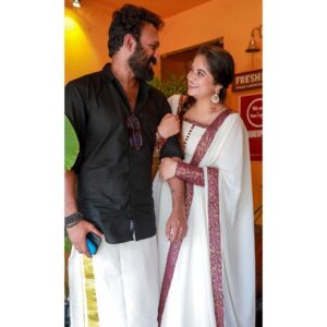 Shafna Instagram - Happy Onam from Us to Our extended family….. 🌸♥️ 

My Onam costume @evanshi_designs by @reeja_thaha & @_anufathima__ ♥️

#onam #onamcelebration #couplegoals #familytime #sajin #shafna #thrissur #onamfestival
